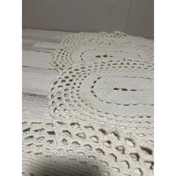 Set of four white crocheted placemats. - Picture 3 of 6